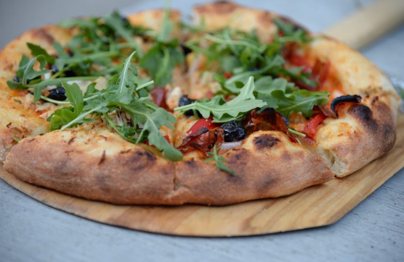 Tomaten Ruccola Oliven Pizza