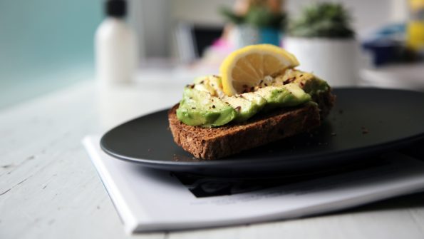 Brot mit Avocado und Zitrone belegt