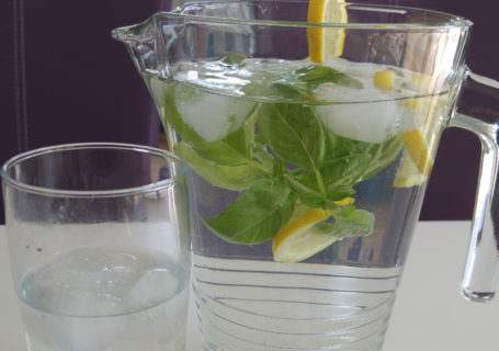 Limonade mit grünem Pfeffer, frischem Basilikum und Zitronen
