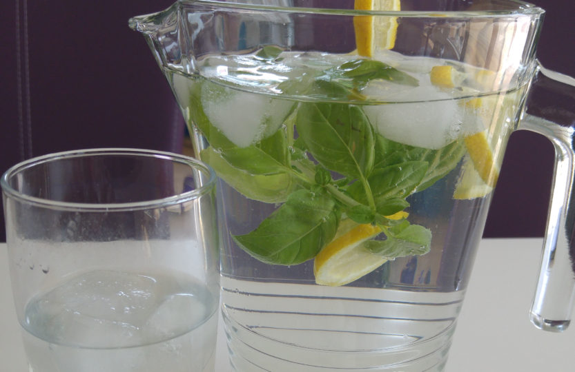 Limonade mit grünem Pfeffer, frischem Basilikum und Zitronen