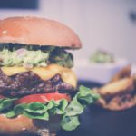 Saftiger Burger mit Guacamole