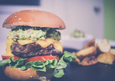 Saftiger Burger mit Guacamole