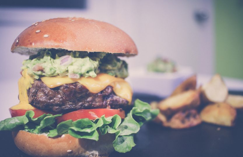 Saftiger Burger mit Guacamole