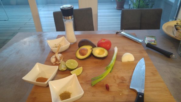 Zutaten für Guacamole: Avocado, Tomate, Limette, Knoblauch, Chili, Salz, Gewürze