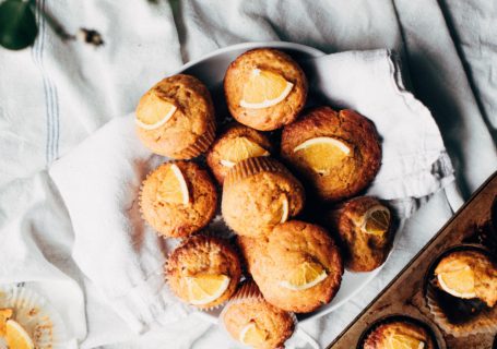 Muffins mit Orangenstücken dekoriert