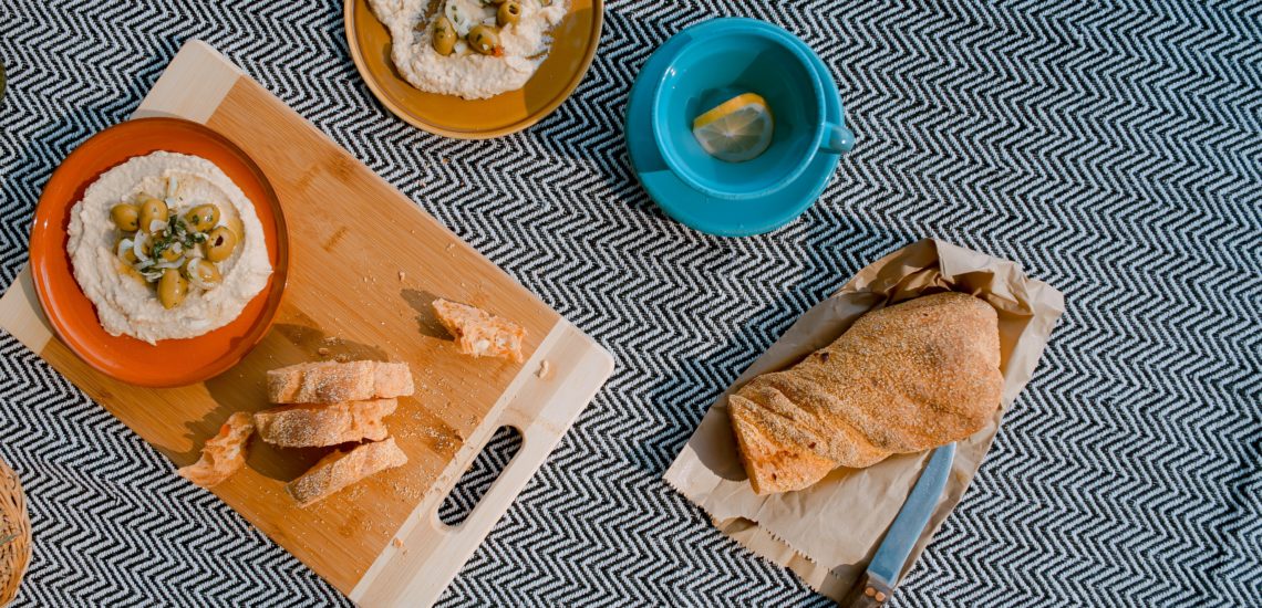 Hummus mit Brot und Oliven