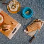 Hummus mit Brot und Oliven