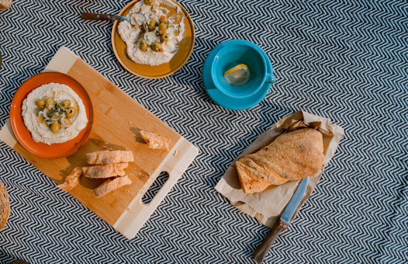 Hummus mit Brot und Oliven