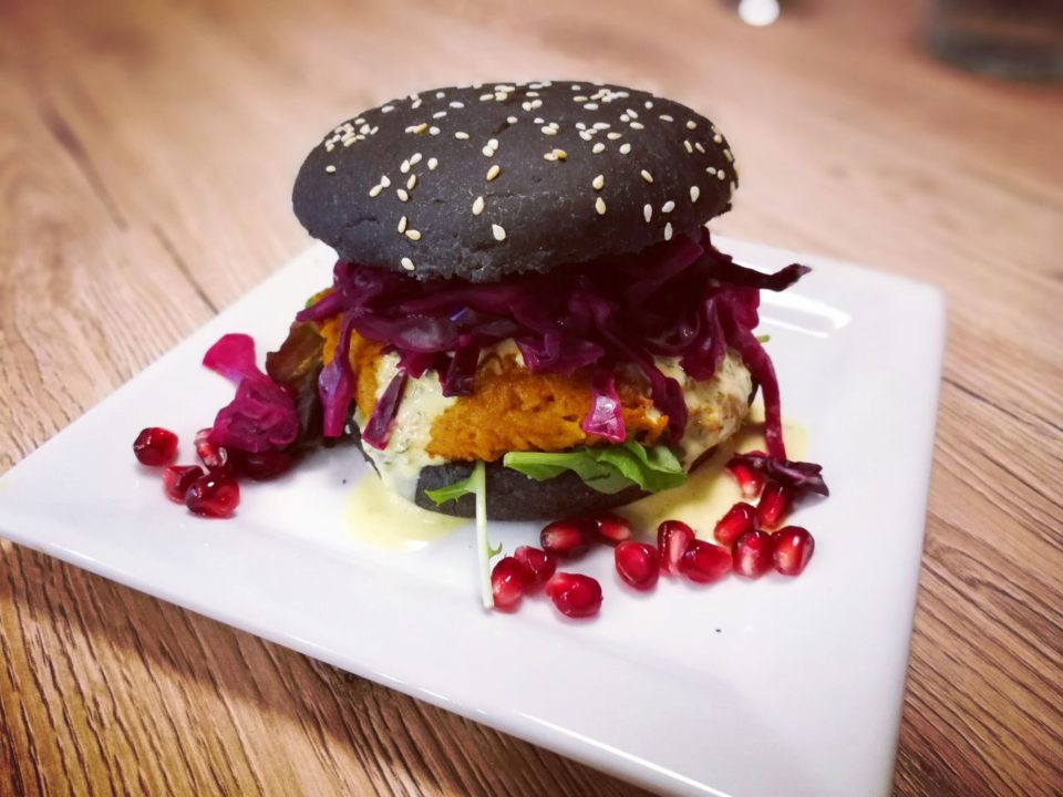 Kürbis Burger mit Curry Sauce und Blaukraut-Granatapfel Topping ...