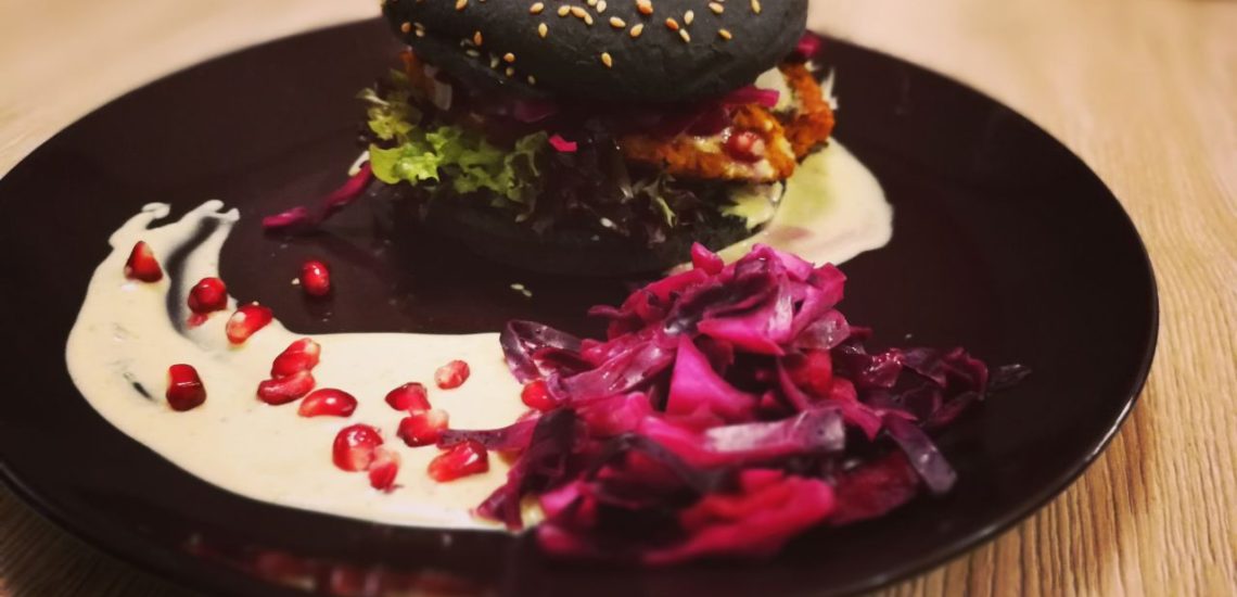 Veganer Burger mit Kürbis-Hummus Patty, Curry-Salbei Relish und Blaukraut-Granatapfel Topping