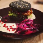 Veganer Burger mit Kürbis-Hummus Patty, Curry-Salbei Relish und Blaukraut-Granatapfel Topping