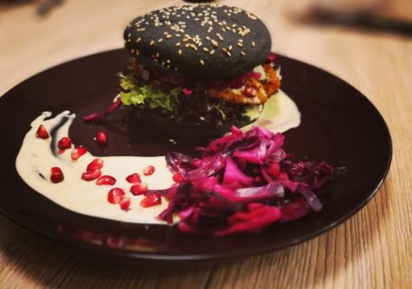 Veganer Burger mit Kürbis-Hummus Patty, Curry-Salbei Relish und Blaukraut-Granatapfel Topping