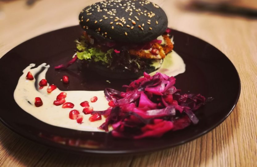 Veganer Burger mit Kürbis-Hummus Patty, Curry-Salbei Relish und Blaukraut-Granatapfel Topping